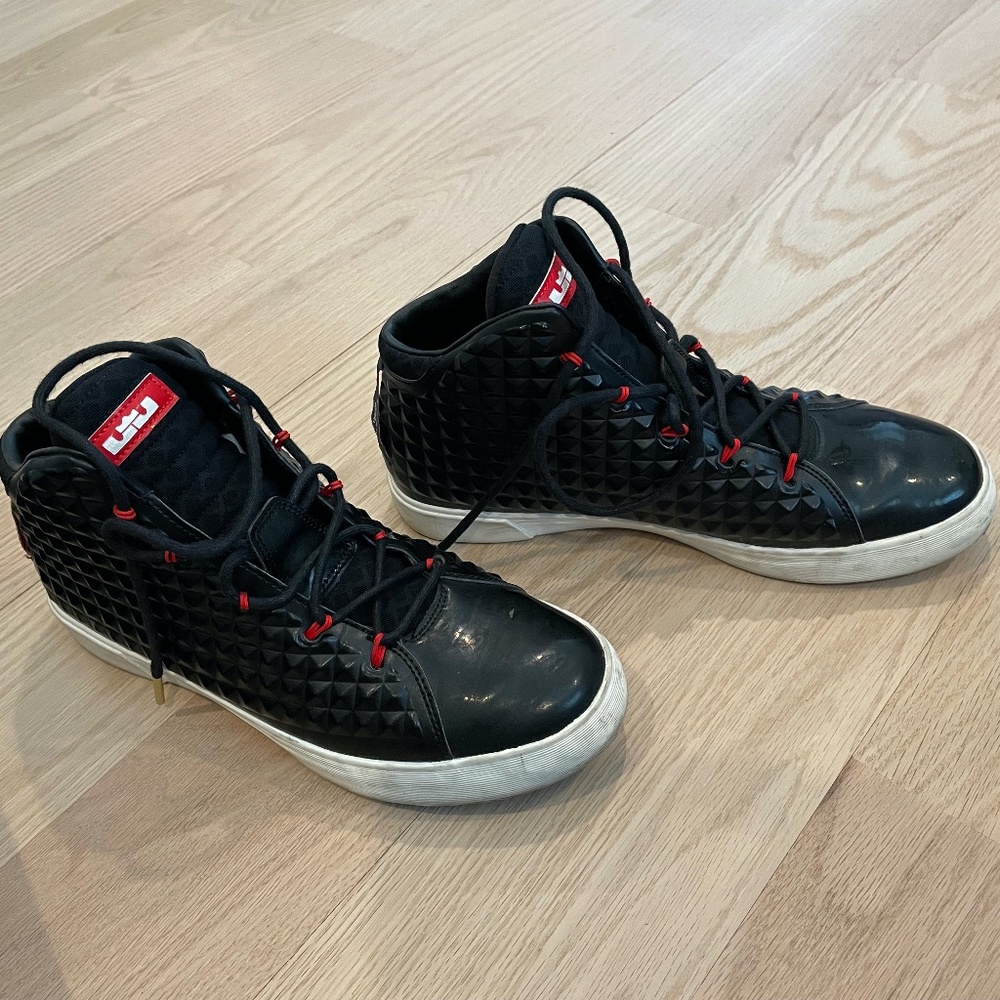 Nike 2014 LeBron 12 NSW Lifestyle QS 'Black Challenge Red' size 10